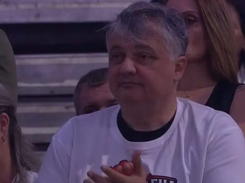 DIREKTOR TELEKOMA JE ĆACI:Vladimir Lučić među babama koje mitinguju za dnevnicu i sendvič!