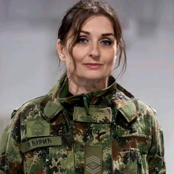 ŽENA KOJA NE ZNA ZA STRAH: Pripadnica 63. padobranske brigade oborila državni rekord skokom sa 9.205 metara!