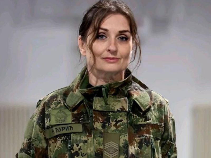 ŽENA KOJA NE ZNA ZA STRAH: Pripadnica 63. padobranske brigade oborila državni rekord skokom sa 9.205 metara!