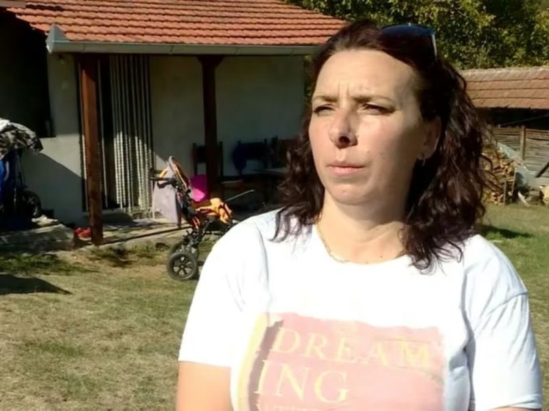 MAJKA DEVOJČICE SA CEREBRALNOM PARALIZOM SVAKOG DANA GURA KOLICA ŠEST KILOMETARA DO ŠKOLE: Opština Knić ne odgovara na njene molbe za pomoć oko prevoza!