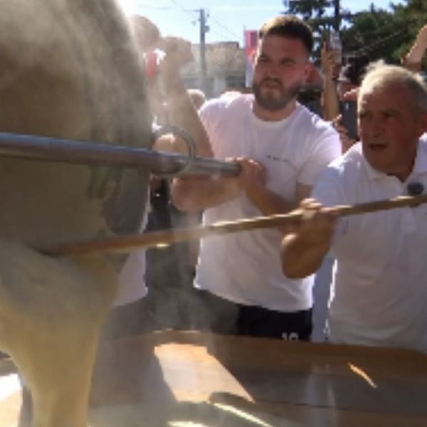 „KAČAMAK NAS JE ODRŽAO KAD NAROD NIJE IMAO ŠTA DA JEDE“: Radiša iz Medveđe skuvao 105 kilograma tradicionalnog srpskog jela i oborio Ginisov rekord!