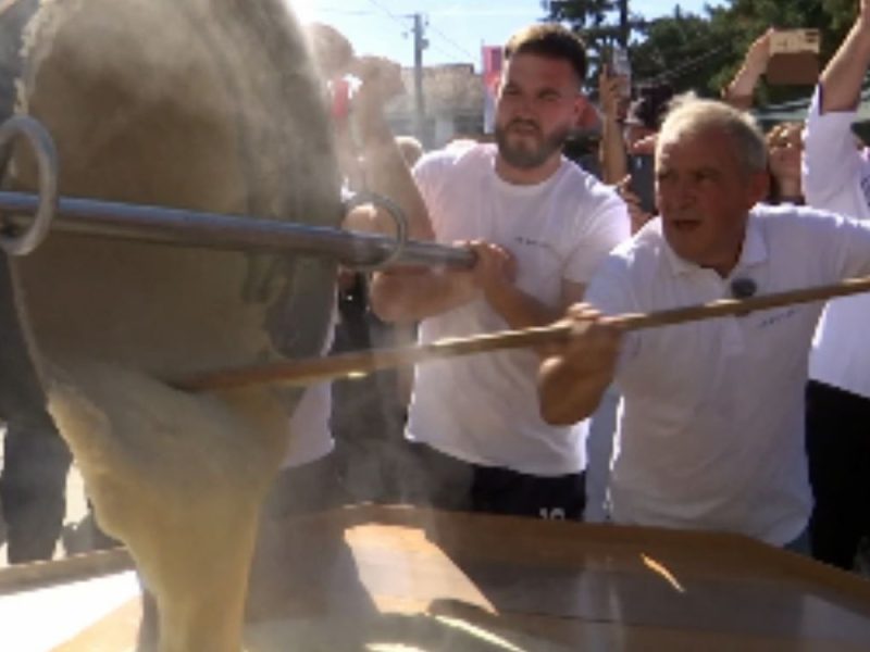 „KAČAMAK NAS JE ODRŽAO KAD NAROD NIJE IMAO ŠTA DA JEDE“: Radiša iz Medveđe skuvao 105 kilograma tradicionalnog srpskog jela i oborio Ginisov rekord!