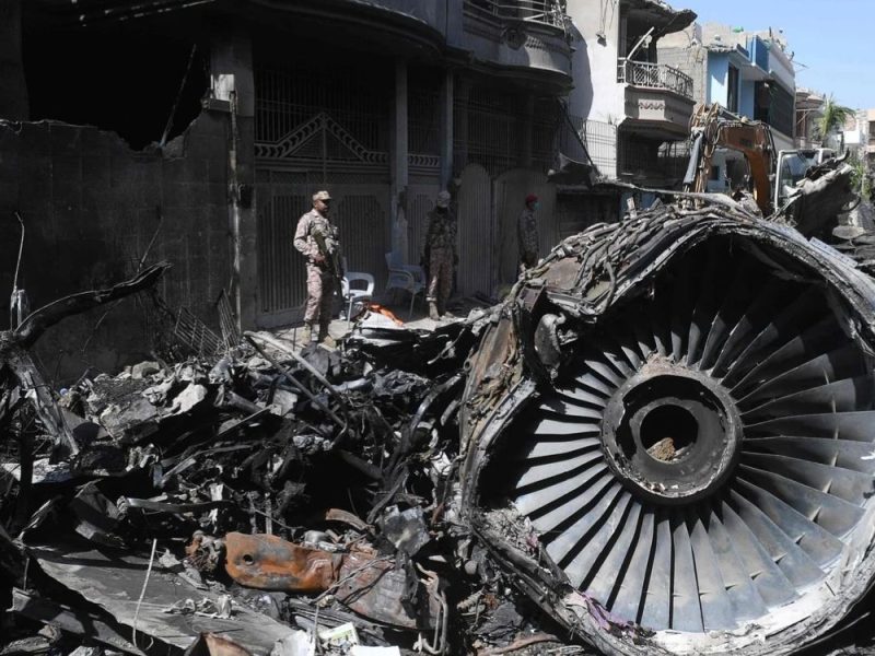 VOJNA VEŽBA ZAVRŠENA TRAGEDIJOM: Dva pilota poginula u padu aviona u Pakistanu!