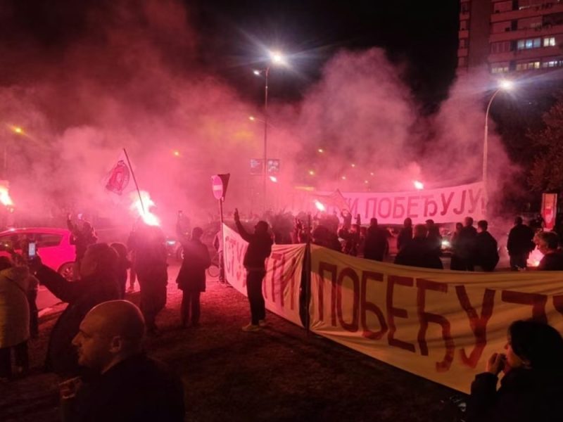 „GOTOV JE!“ Građani se okupili na Novom Beogradu – bakljada, sirene i poruke podrške studentima!