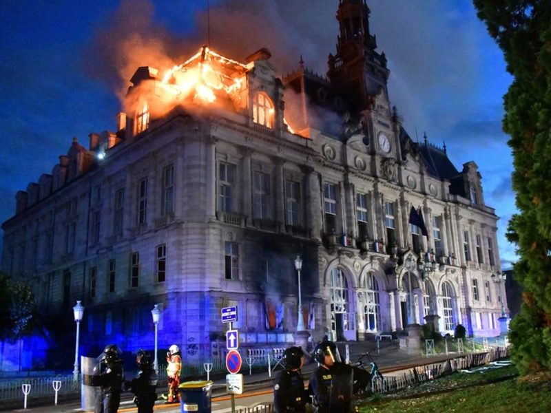 DEMONSTRANTI ZAPALILI ZGRADU OPŠTINE: Protesti u Francuskoj se šire zemljom i sve su radikalniji! (FOTO, VIDEO)