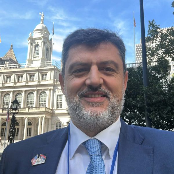 SNAŽNA PORUKA SRPSKOG KONZULA IZ NJUJORKA: Božović: „Setimo se 5.oktobra, dana kada su se Srbi na ulici izborili protiv izborne krađe i za demokratske promene!“