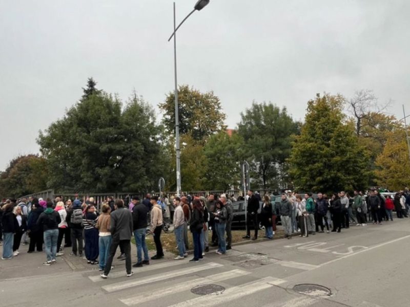 SKORO POLA SRBIJE GLASALO DO SADA: Rekordna izlaznost i u dijaspori, glasalo preko 2 miliona glasača, a redovi se ne smanjuju! (VIDEO)