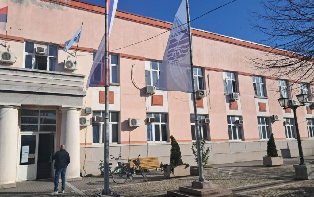 SNS SMISLIO NOVE METODE KRAĐE: U Kladovu skoro 500 prijava za glasanje van biračkih mesta, spiskove donose nepoznate osobe!