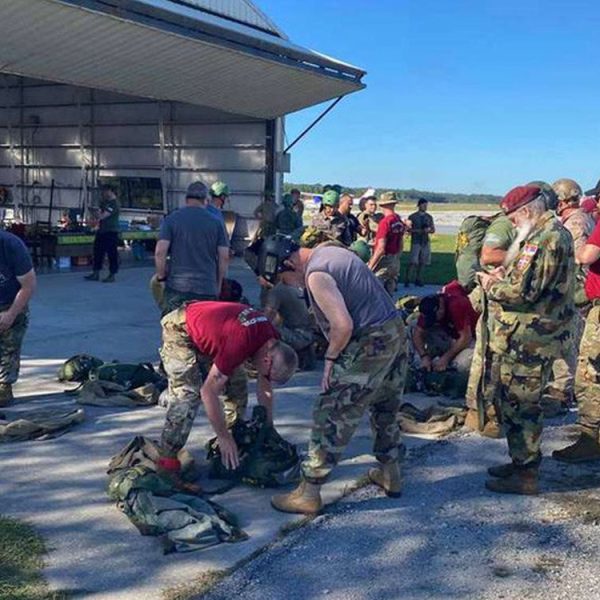FLORIDA: Srpski vladika upoznaje Amerikance sa tajnama srpskog padobranstva!