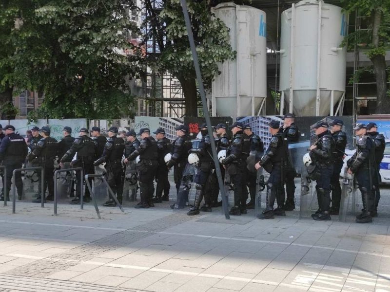 STUDENTI POZVALI GRAĐANE DA OSTANU U SVOJIM MESTIMA I ČUVAJU GLASOVE: ‘Srbija nije u Beogradu, Srbija je u Srbiji!’, policija zatvorila centar prestonice!