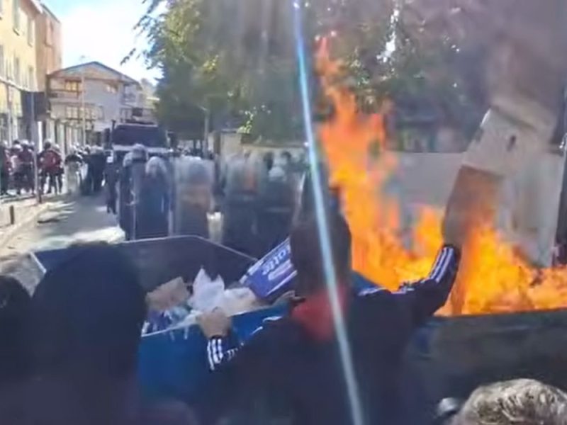 HAOS U ALBANIJI SE NASTAVLJA: Policija upotrebila vodene topove, demonstranti iz zasuli kamenicama – Rama ima novu taktiku!