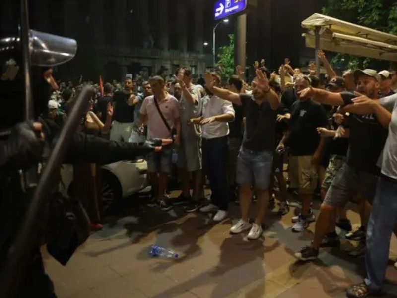 OEBS UPOZORAVA NA POLARIZACIJU I ZASTRAŠIVANJE: Posmatrači ukazali na novac od skoro milijardu evra pred izbore, špijunski softver i napade na novinare!