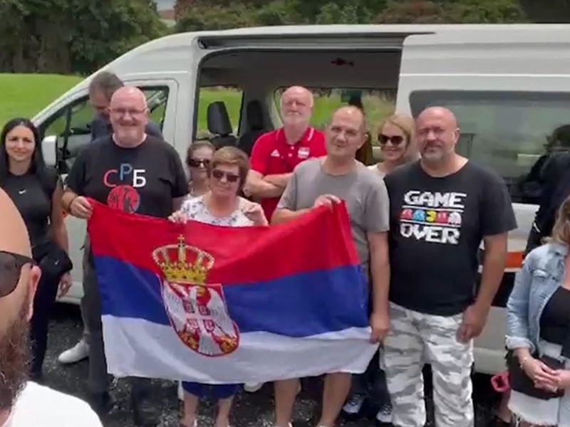 “NIKO NAS NEĆE SPREČITI DA GLASAMO: Preko 100 Srba autobusom krenulo na put od 900 kilometara do Sidneja jer im RIK nije otvorio biračko mesto!”