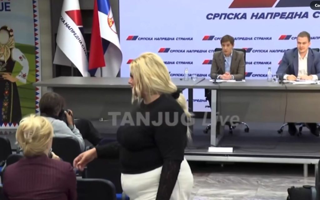 POČELI I FIZIČKI DA SPREČAVAJU PITANJA: Žaklini Tatalović pokušali da oduzmu mikrofon, dok je pitala Anu Brnabić! (VIDEO)